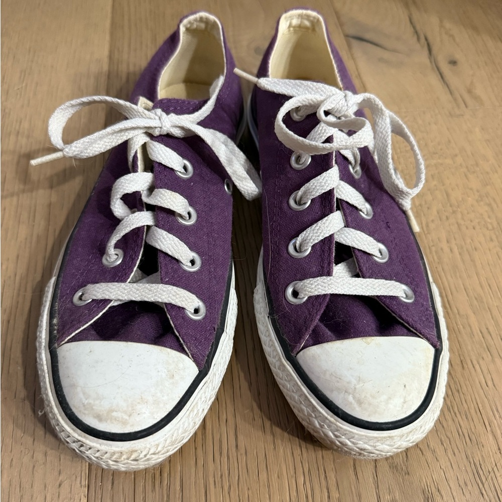Purple low rise purple Converse All Star canvas in women’s size 6 (men’s size 4)